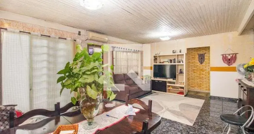 Casa com 3 quartos para alugar na Avenida Salvador Leão, Sarandi, Porto Alegre