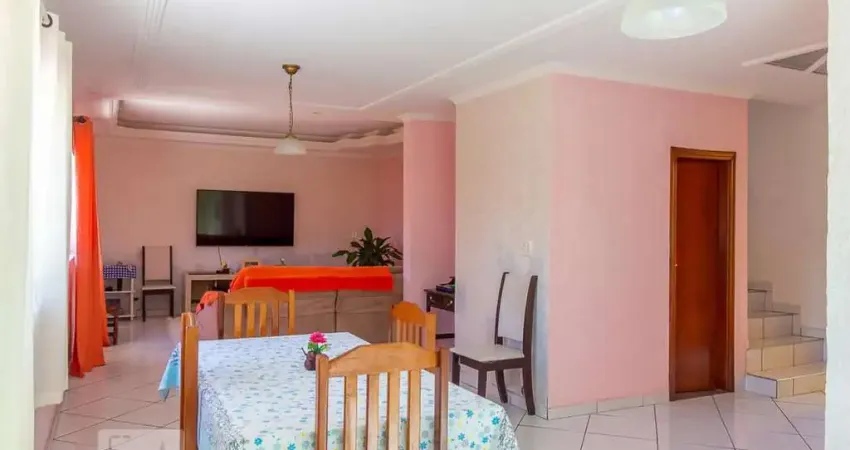 Casa com 3 quartos para alugar na Rua Saquarema, Centro, Diadema