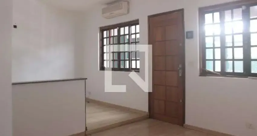 Casa com 2 quartos para alugar na Rua Santanésia, Butantã, São Paulo