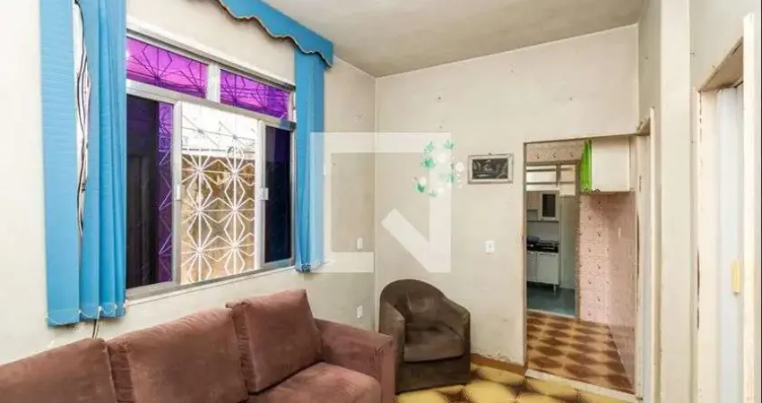 Casa com 2 quartos para alugar na Avenida Lusitania, Penha, Rio de Janeiro