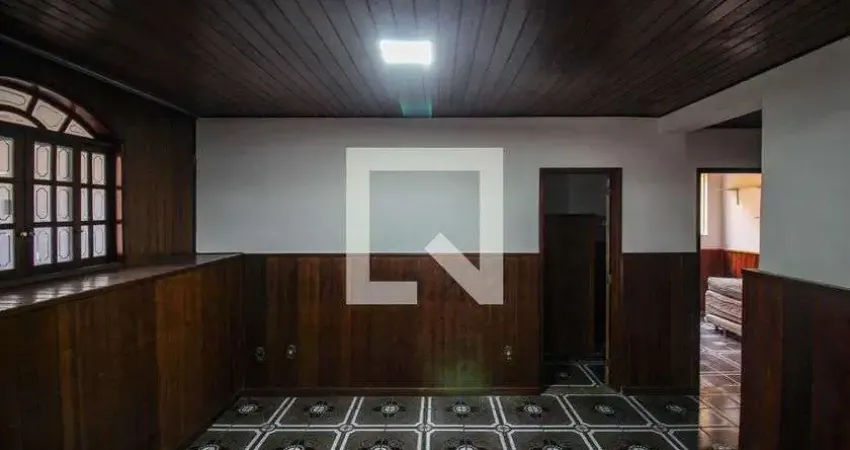 Casa com 3 quartos para alugar na Rua Heitor da Costa Val, Centro, Mesquita