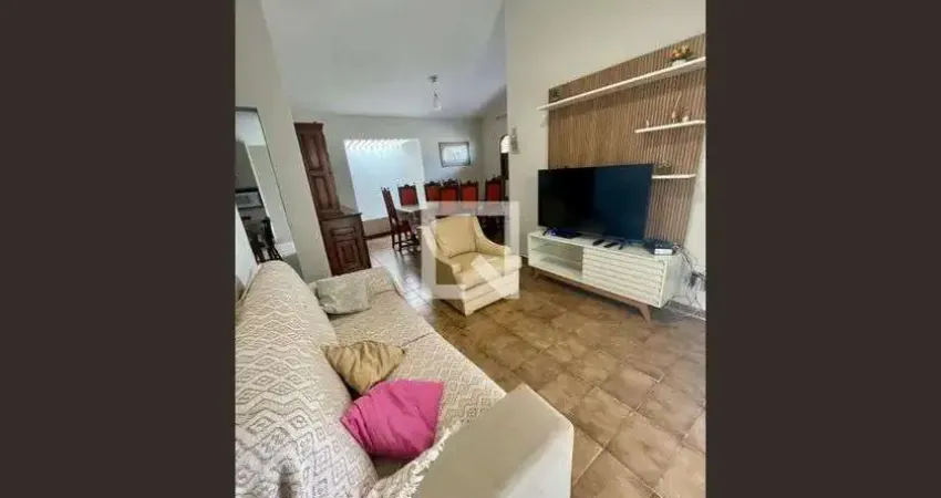 Casa com 3 quartos para alugar na Rua São Januário, Centro, Belford Roxo