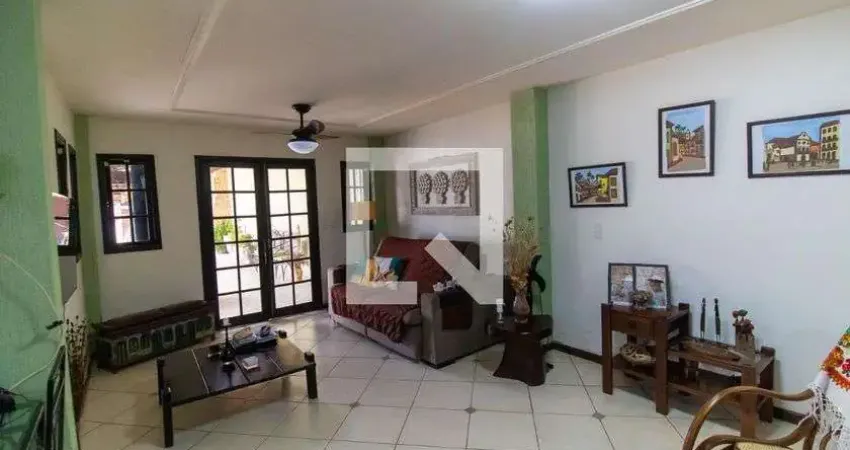 Casa com 3 quartos para alugar na Rua Santos Anjos, Serra Grande, Niterói