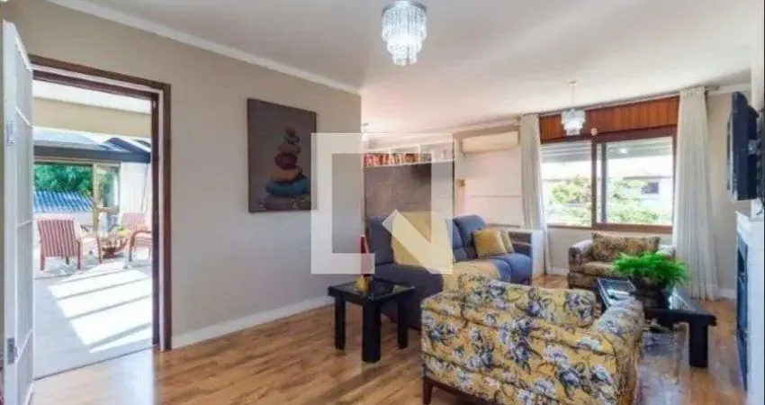 Casa com 3 quartos para alugar na Rua Criciúma, Guarujá, Porto Alegre