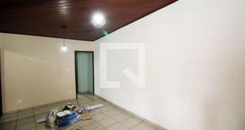 Casa com 2 quartos para alugar na Rua Guaianases, Penha, Rio de Janeiro