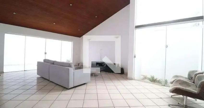 Casa com 4 quartos para alugar na Rua Alexandrino dos Santos, Lidice, Uberlândia