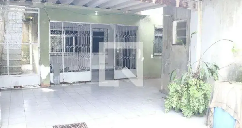 Casa com 2 quartos para alugar na Rua Geni Saraiva, Cerâmica, Nova Iguaçu