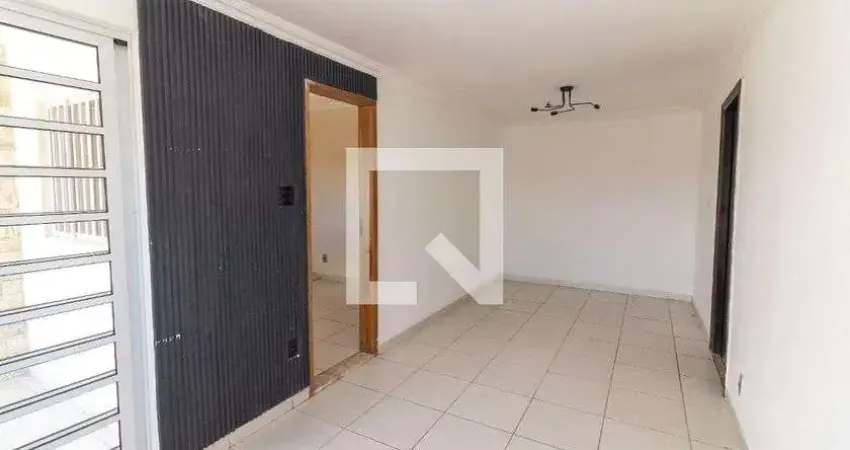 Casa com 2 quartos para alugar na Rua Nelsom Meireles Neto, Deodoro, Rio de Janeiro