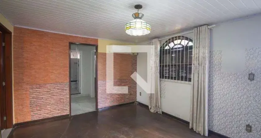 Casa com 3 quartos para alugar na Rua Laura de Almeida Buarque, Vila Três, São Gonçalo