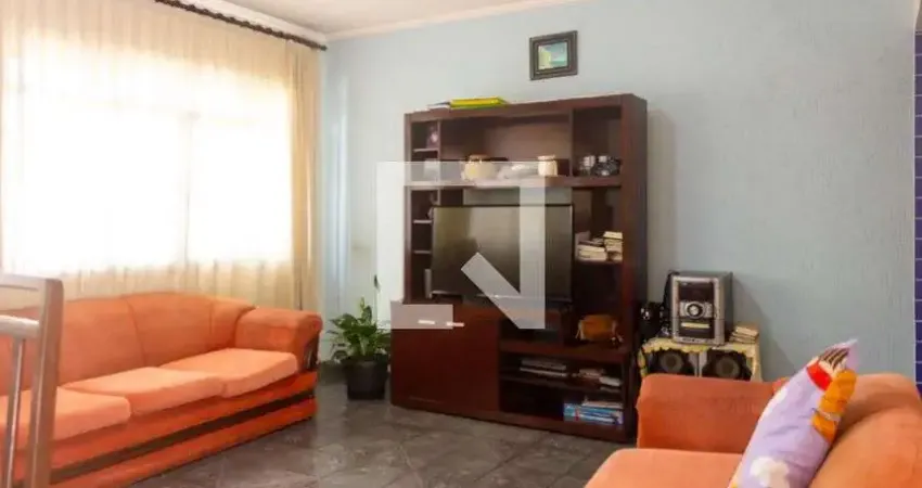 Casa com 3 quartos para alugar na Rua Rodrigo Paganino, Vila Marari, São Paulo