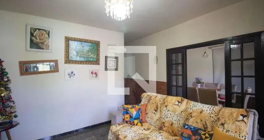 Casa com 3 quartos para alugar na Rua Liborio Viana, Mutuá, São Gonçalo