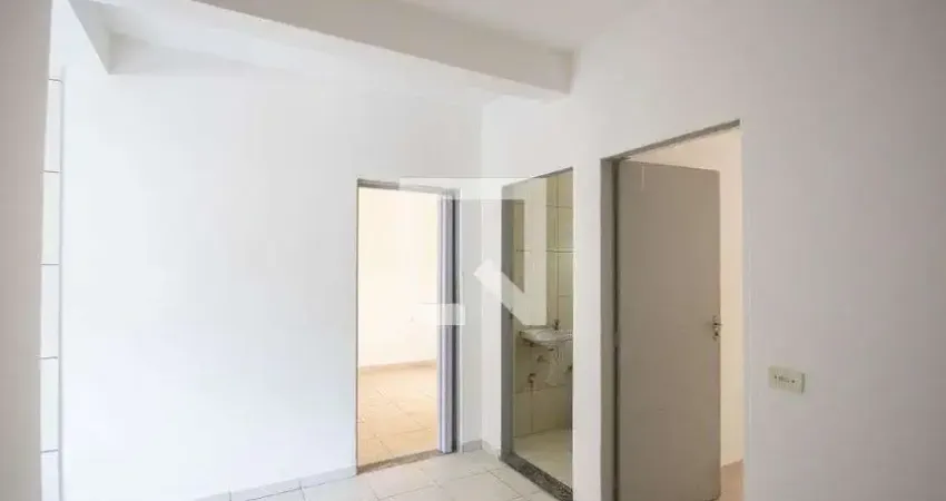 Casa com 2 quartos para alugar na Rua Pero Vidal, Vila Gustavo, São Paulo