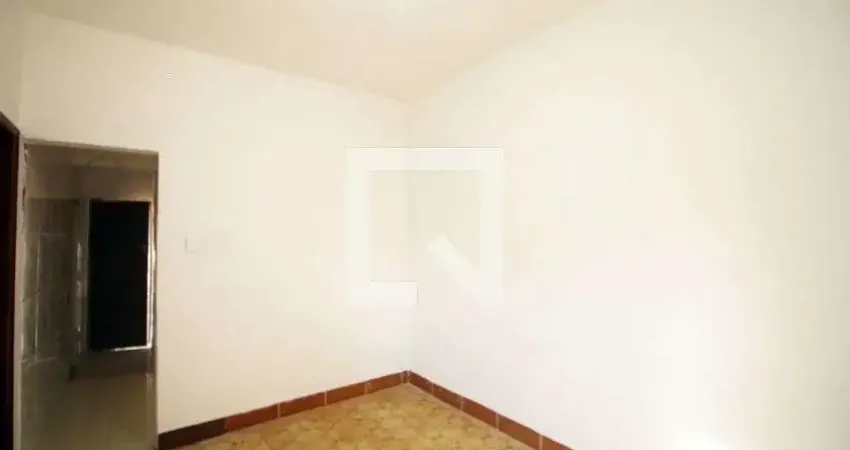 Casa com 2 quartos para alugar na Rua Baltimore, Ramos, Rio de Janeiro