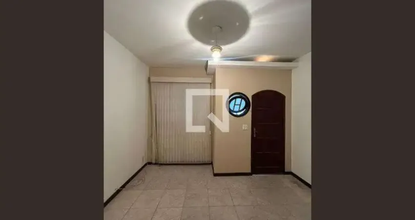 Casa com 2 quartos para alugar na Rua Itati, Irajá, Rio de Janeiro