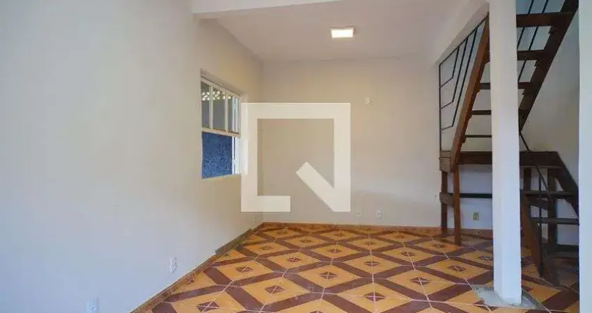 Casa com 3 quartos para alugar na Avenida Ferroviária Diretor Pestana, Humaitá, Porto Alegre