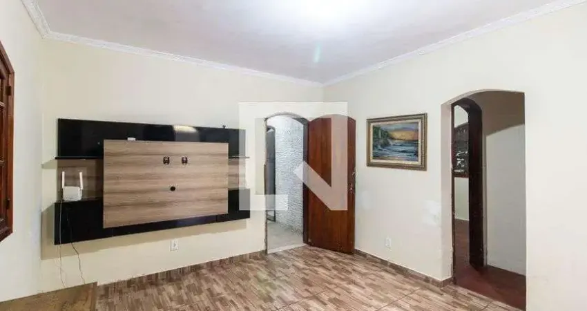 Casa com 3 quartos para alugar na Rua Azelaide Rodrigues da Silva, Centro, Nilópolis