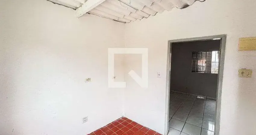 Casa para Aluguel - Vila Palmares, 1 Quarto, 35 m² - Santo André