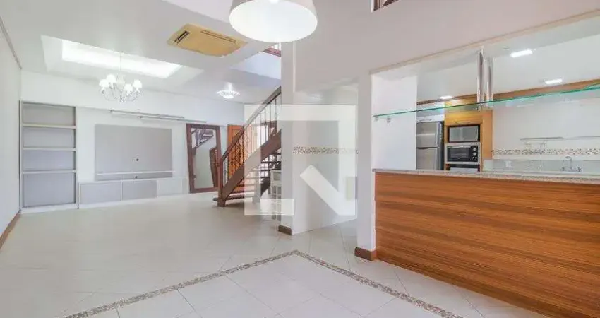 Casa com 3 quartos para alugar na Rua Doutor Mário Totta, Camaquã, Porto Alegre