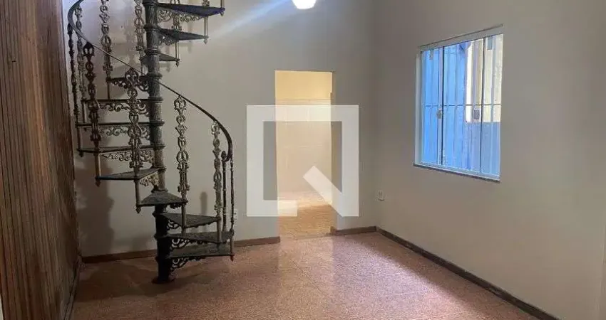 Casa para Aluguel - Centro, 2 Quartos, 120 m² - Duque de Caxias