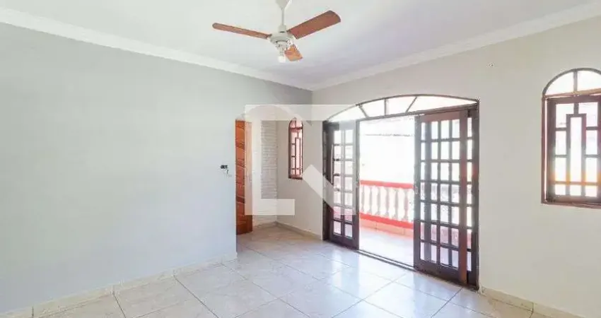 Casa com 3 quartos para alugar na Rua Vitória da Conquista, Santa Maria, Osasco
