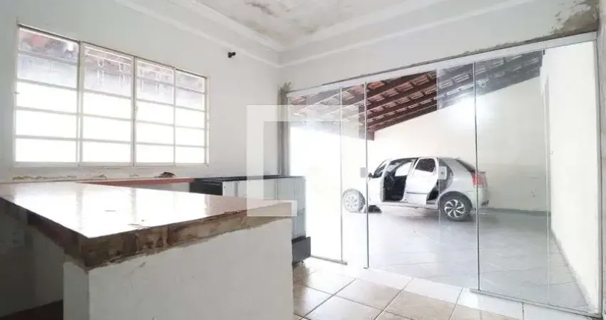 Casa com 3 quartos para alugar na Rua Laura Guerra de Aquino, Carajás, Uberlândia