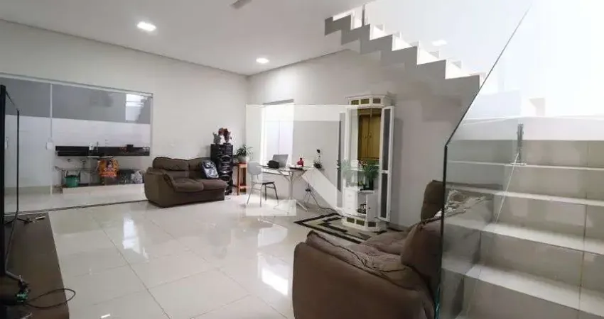 Casa para Aluguel - Laranjeiras, 3 Quartos, 150 m² - Uberlândia