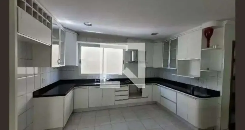 Casa com 3 quartos para alugar na Rua Washington Bernardes, Gávea, Uberlândia
