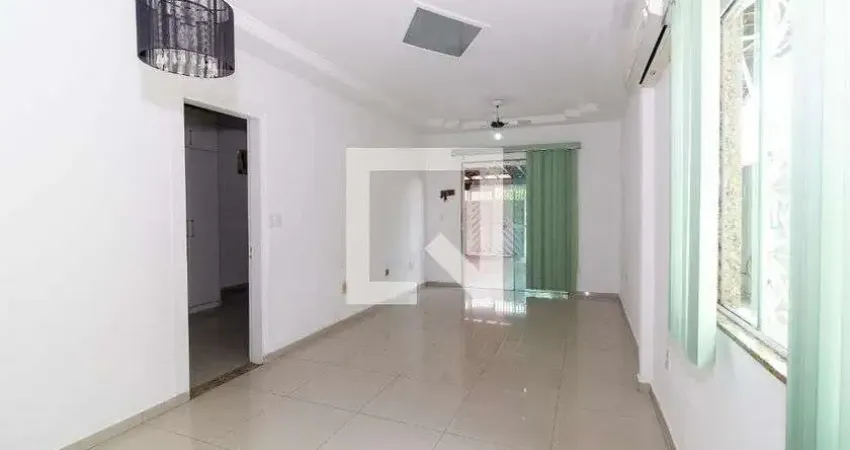 Casa com 3 quartos para alugar na Rua Abaeté, Bangu, Rio de Janeiro