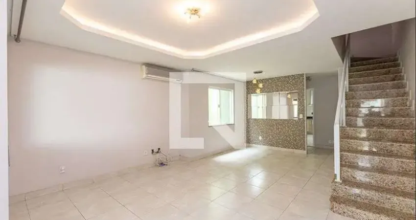 Casa com 3 quartos para alugar na Rua Ari Gomes da Silva, Cantagalo, Niterói