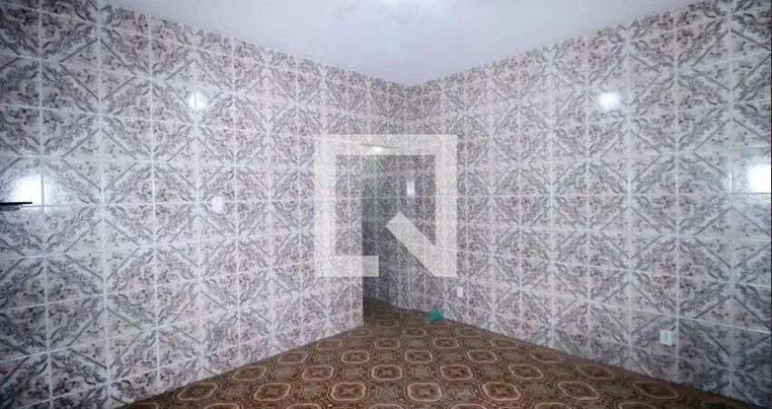 Casa com 2 quartos para alugar na Rua João Santana, Ramos, Rio de Janeiro