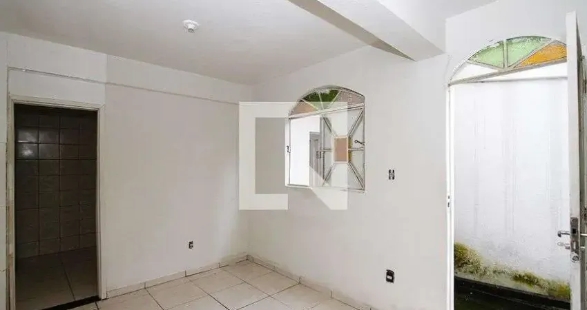Casa para Aluguel - Dom Bosco, 2 Quartos, 80 m² - Belo Horizonte