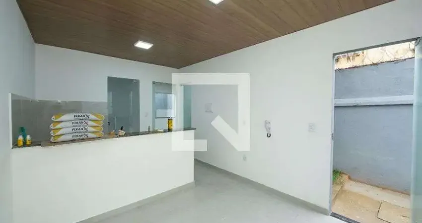 Casa com 2 quartos para alugar na Rua Ibiá, Bonfim, Belo Horizonte