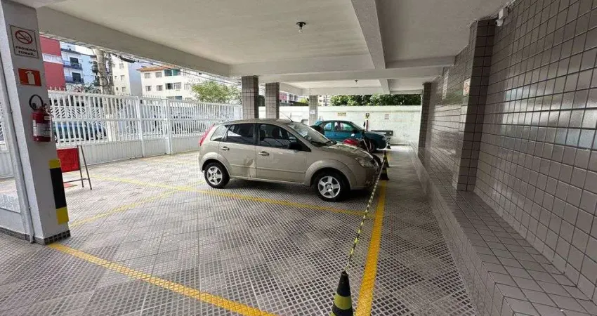 Kitnet no Boqueirão, garagem coletiva, entrega reformada e com planejados, 29m²