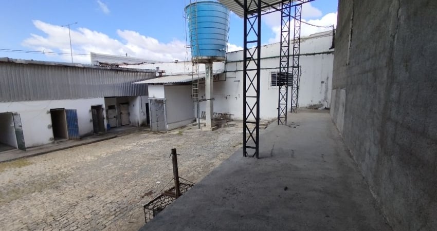 Galpão para aluguel com 400m², na principal Avenida do Bairro de Prazeres.