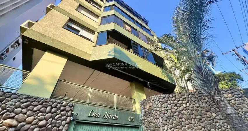 Apartamento à venda 2 dormitórios, 1 vaga coberta, no Centro de Novo Hamburgo com churrasqueira e sala de estar.