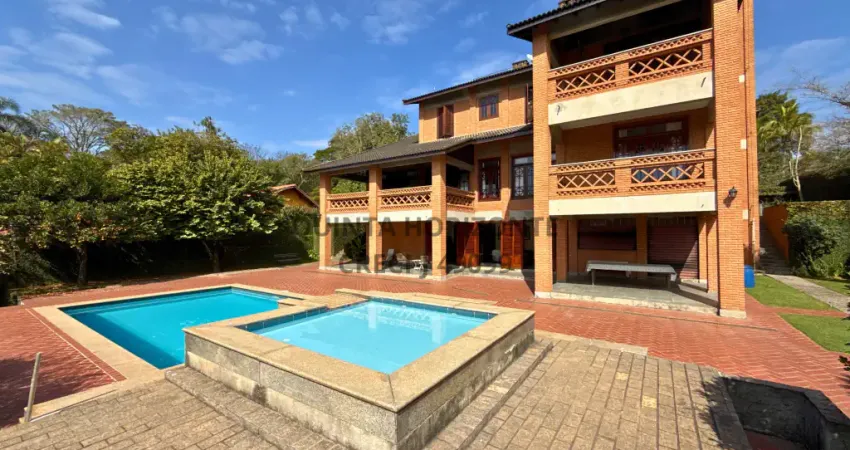 ALUGA-SE LUXUOSA E SOFISTICADA RESIDÊNCIA - ALTO PADRÃO – ACABAMENTO EM ESPÉCIE DE MADEIRA NOBRE – GRANJA VIANA