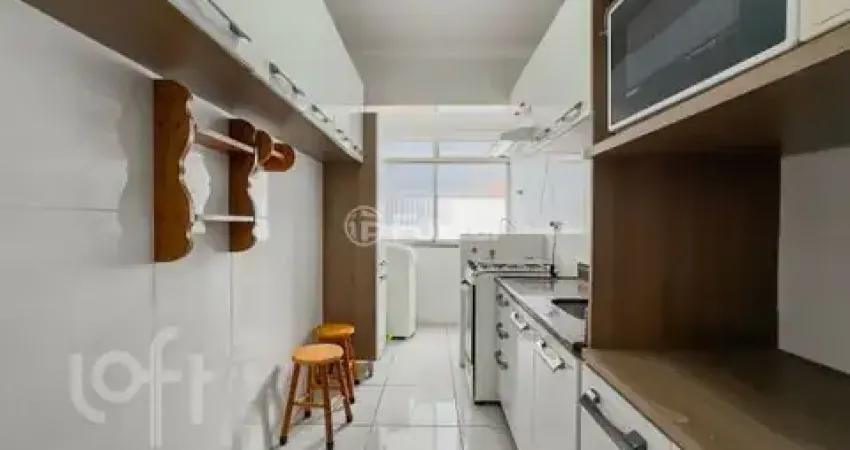 Apartamento 2 quartos, living dois ambientes, cozinha, área de serviço, banheiro, um lance de escada, posição solar excelente, bem iluminado, semi-mobiliado, vaga de garagem escriturada e coberta, pré