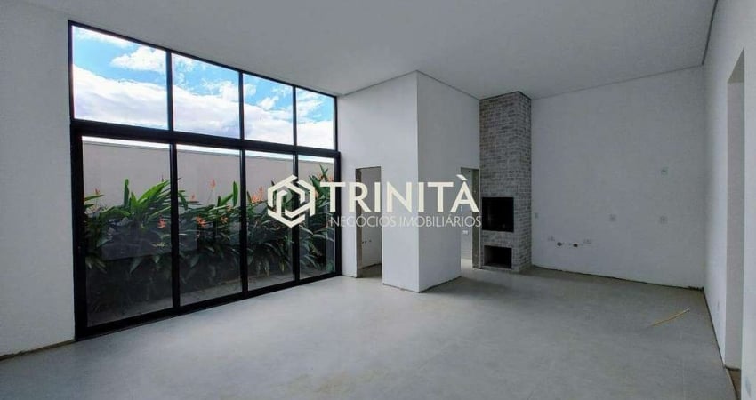 Casa com duas suítes e duas vagas paralelas no Tropical II