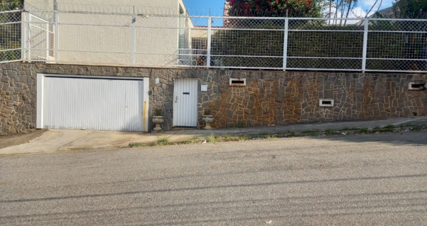 Linda casa assobradada, perfeita para clínica