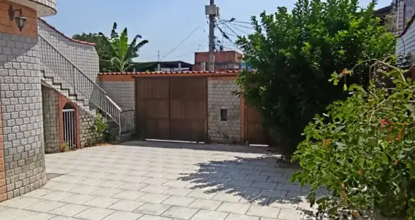 Imóvel imponente, fachada contemporânea, e bem localizado,  pertinho de tudo.