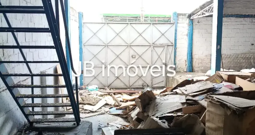 Galpão excelente, 2500m² no solo, pé direito alto, próximo às principais rodovias da cidade.