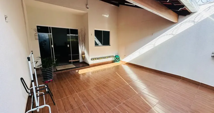 Linda residência localização privilegiada próximo da av joão naves de avila .