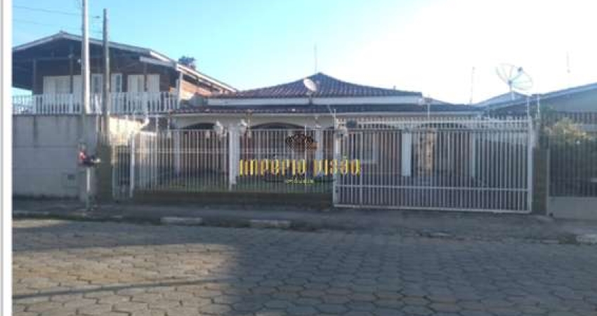 Casa à venda com 2 Dormitórios e 4 Vagas de garagem no Centro em Caraguatatuba-SP
