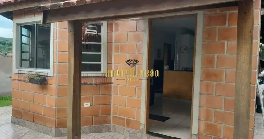 Casa á venda com 2 dormitórios, sendo 1 suíte com piscina aquecida no Centro - Salesópolis - SP