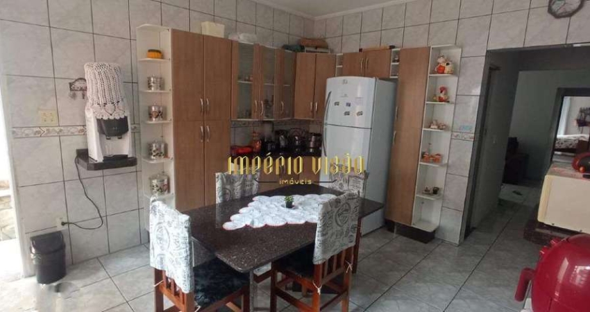 Sobrado com 2 dormitórios sendo 1 suíte, churrasqueira e cozinha com balcão, forno e cooktop no bairro Jd. Ikeda - Suzano - SP