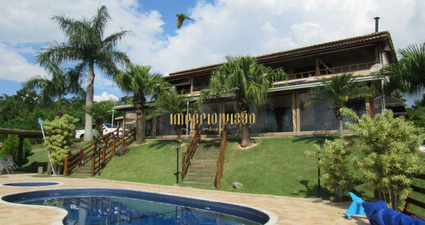 Luxuosa chácara de 2.500m² à venda no condomínio Granja Virginia - Guararema-SP.