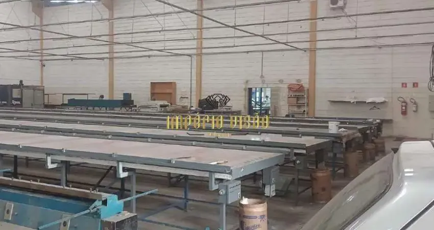 Galpão de 850m² com 4 banheiros e com estacionamento na zona industrial de itaquaquecetuba-sp