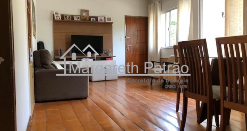 Apartamento amplo de 2 quartos com dependência no Costa Azul.
