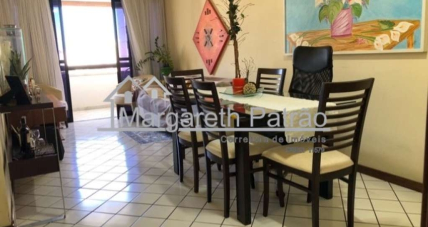Excelente apartamento 3 quartos, amplo com dependência no Costa Azul.