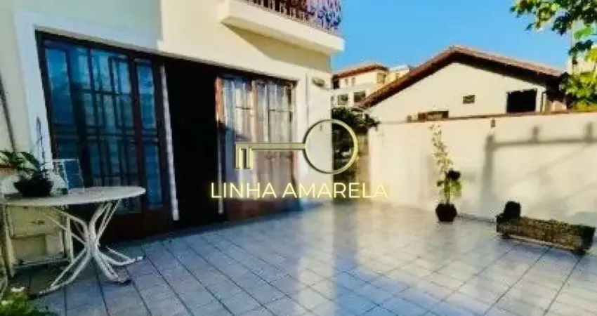 Sobrado à Venda com 3 Suítes, 4 Vagas e Localização Privilegiada.
